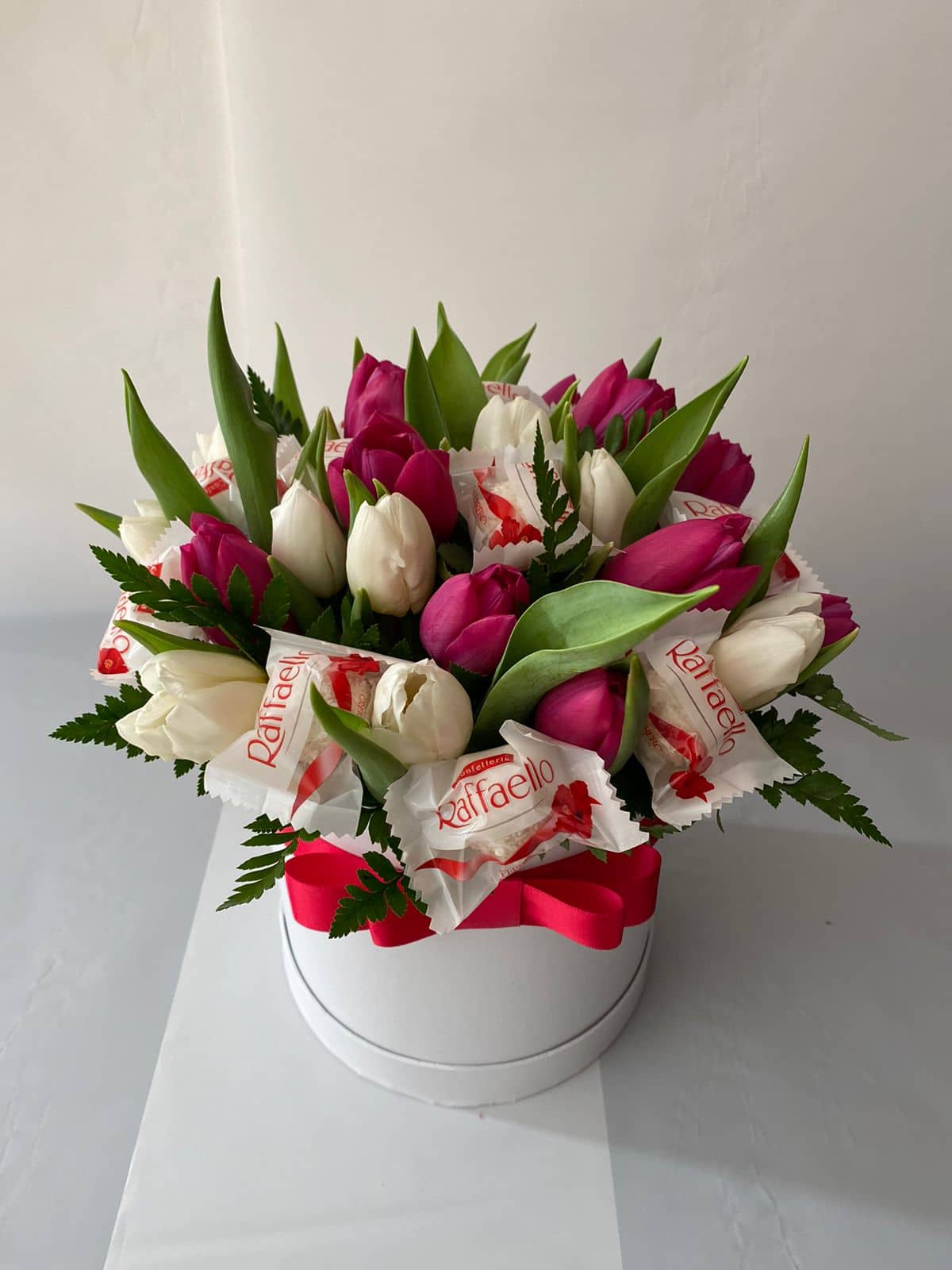 krabicka-tulipanu-bile-fialove-raffaello-Floraland
