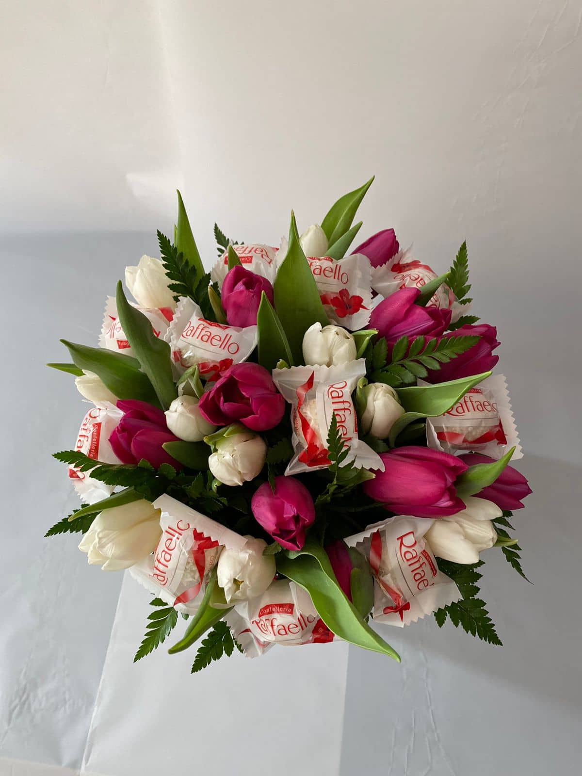Krabička Bílo-fialových tulipánů a Raffaello