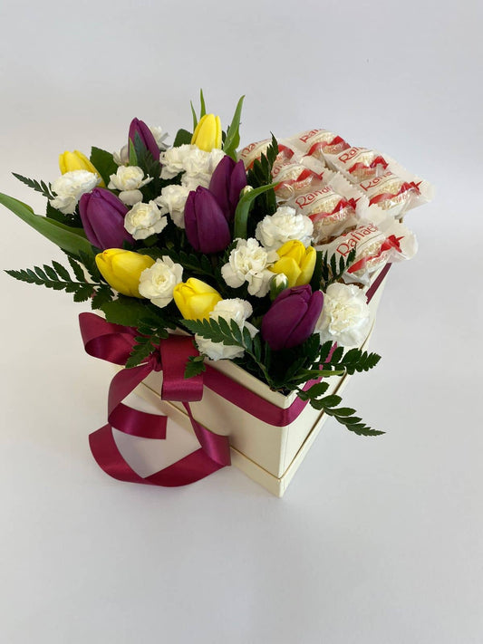 srdcova-krabicka-tulipanu-karafiatu-raffaello-Floraland