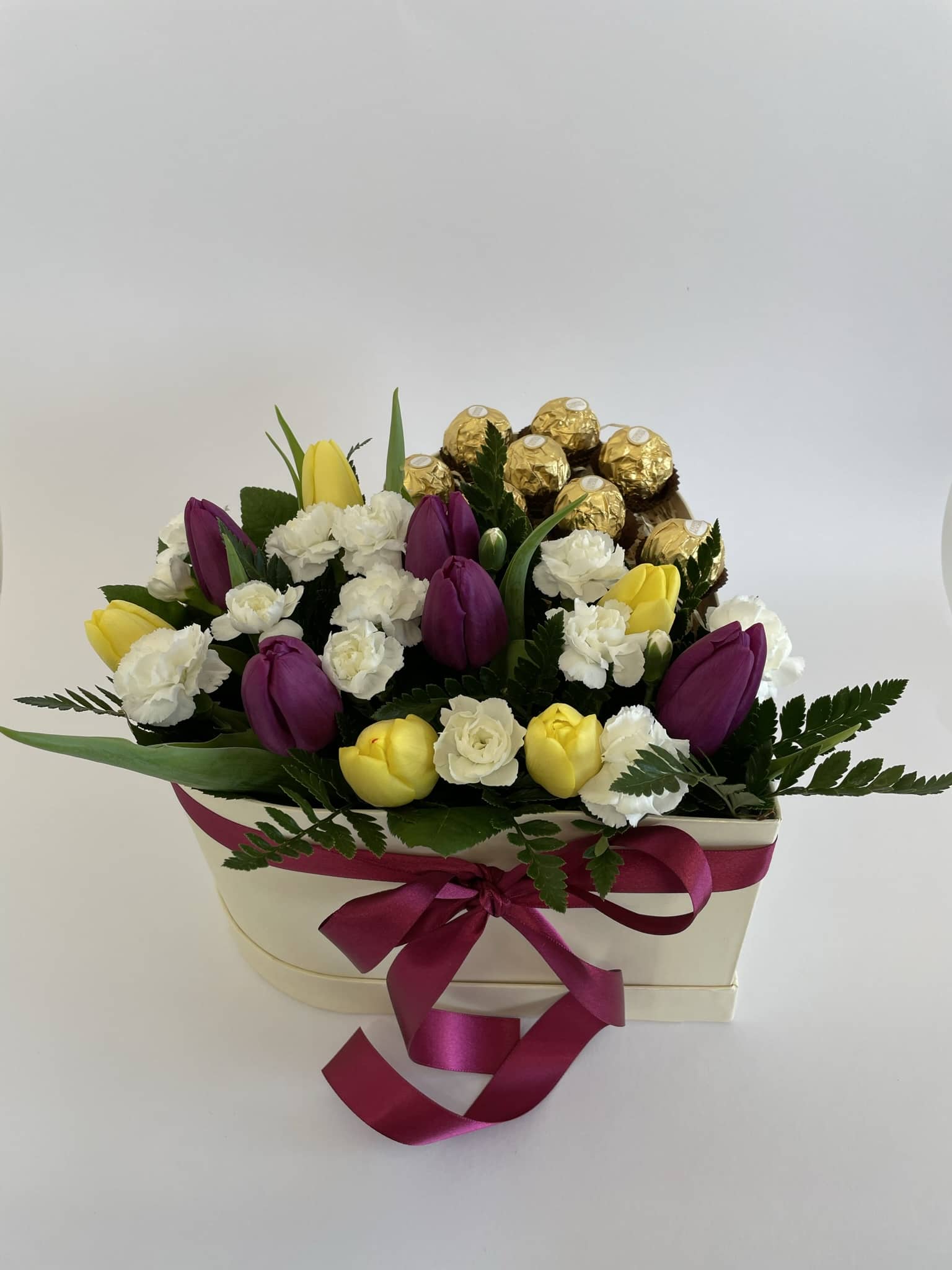 srdcova-krabicka-tulipanu-karafiatu-ferrero rocher-Floraland